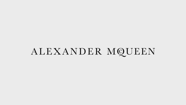 Показ женской коллекции Alexander McQueen весна-лето 2017