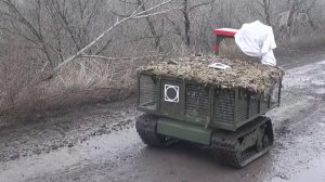 Выполнять задачи на передовой бойцам помогает наземный беспилотник "Курьер".