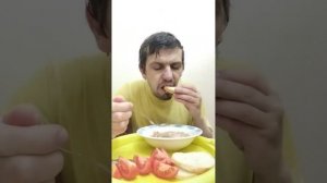 Обжор мукбанг / тушёная индейка Рузком с белым хлебом и помидором