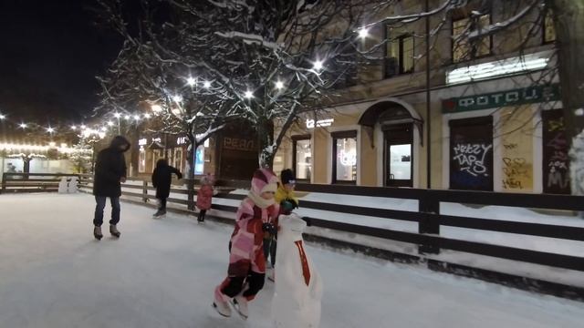 Каток на Соборной площади в Гатчине смотреть онлайн
