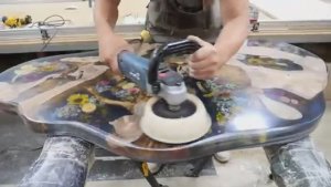 Корейский рабочий изготавливает стол из эпоксидной смолы