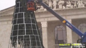 Мариуполь сейчас 🌇 устанавливают новогоднюю ёлку 🌲 у Драмтеатра.