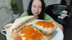 Мукбанг Бутерброды с красной икрой и малосольной форелью.