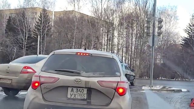 Аварией заблокировали движение полосы на улице Челюскинцев в Омске