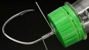 Многие люди не знают что из пробки можно сделать приспособление для привязывания рыболовных крючков