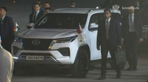 Моди встречает Путина у трапа вне протокола: объятия, селфи и новый союз Азии