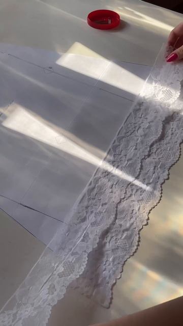 Секрет швеи. Вставка из кружева.