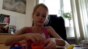Мия лепит из пластилина