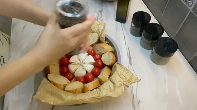 ГОТОВИТ ВНУЧКА. СЫР БРИ С БАГЕТОМ, ТОМАТАМИ И СПЕЦИЯМИ.