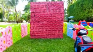 Большой снос: дети испытывают игрушечные стены на прочность!