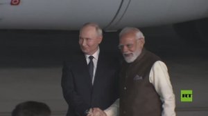 مودي يستقبل بوتين شخصيا لدى وصوله إلى الهند