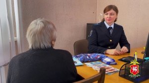 Полиция Крыма вернула бабушке деньги, которые у неё забрал для аферистов обманутый ими же пенсионер