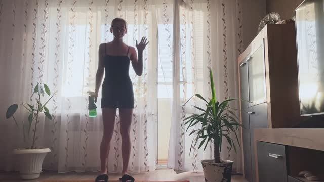 ❤️  Убираюсь дома в прозрачном платьице смотреть онлайн