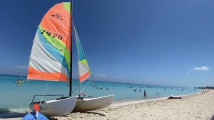 Прогулка по пляжу Варадеро, Куба.