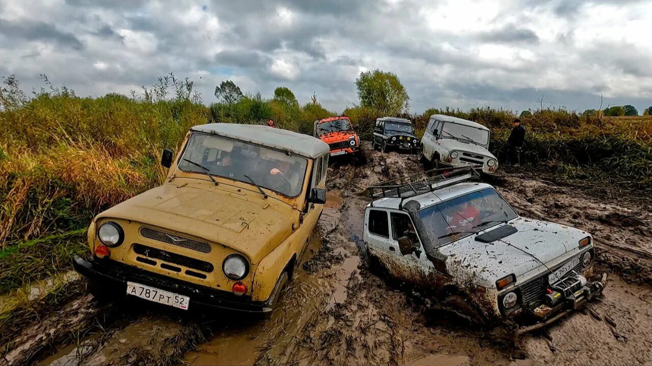 Нива или УАЗ. Кто лучше себя показал в горки и по грязи.