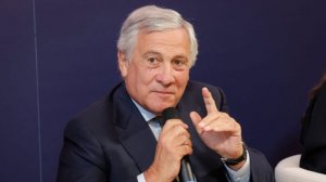 Глава МИД Италии Таяни рассчитывает, что Киеву больше не понадобится оружие