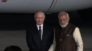Нарендра Моди поприветствовал Владимира Путина у трапа в Нью-Дели: кадры.