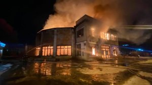 В Уссурийске загорелось заброшенное здание цирка, обрушилась крыша