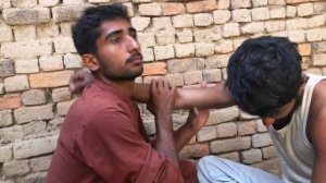 Уличный парикмахер . Интенсивный массаж головы и тела