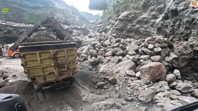 Строительство, экскаватор копает песок