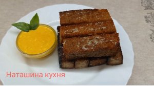 Беру чёрный хлеб и делаю жареные чесночные гренки.