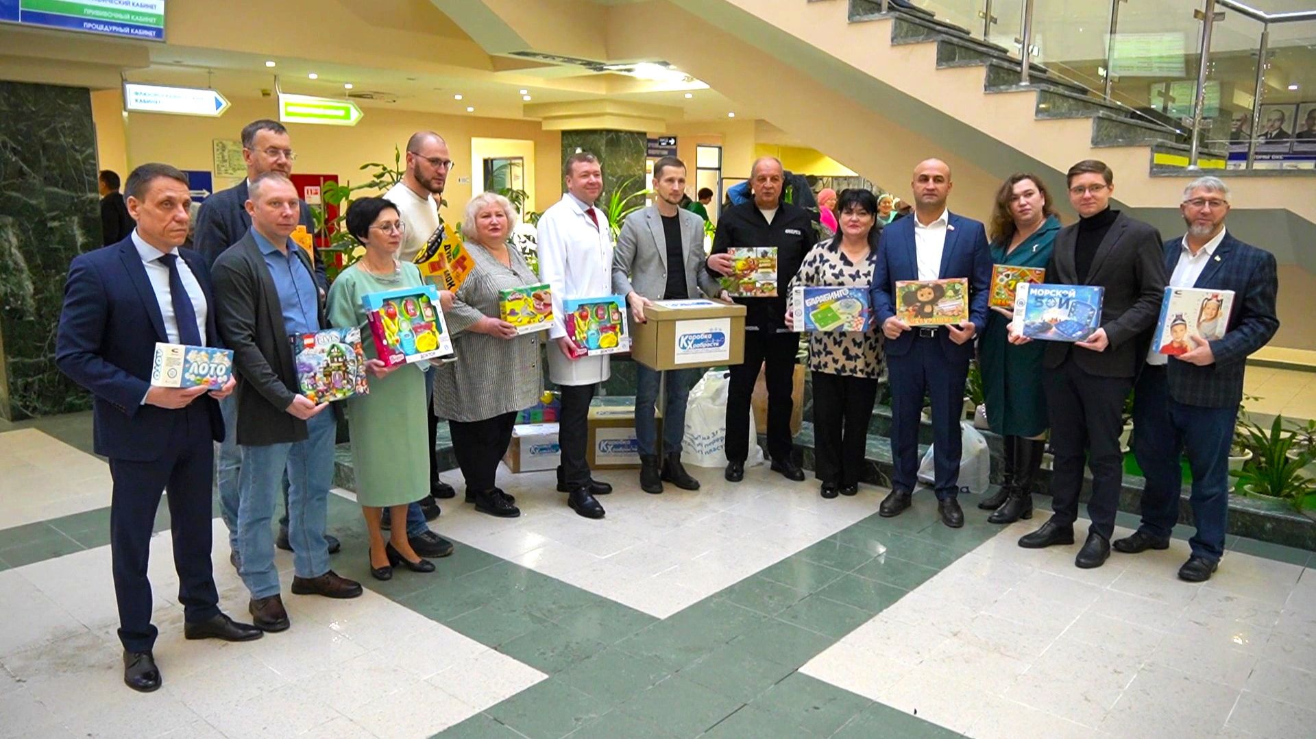 Партийцы собрали подарки для маленьких пациентов больниц Югры