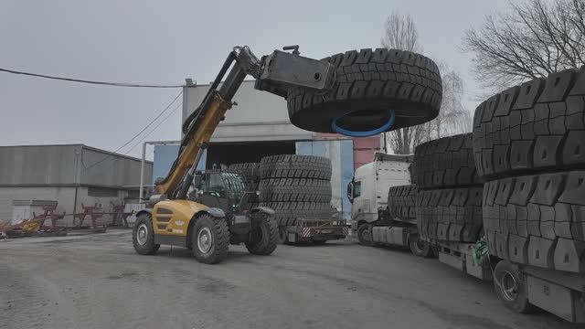Новый шинный манипулятор приступил к работе на Лебединском ГОКе смотреть онлайн