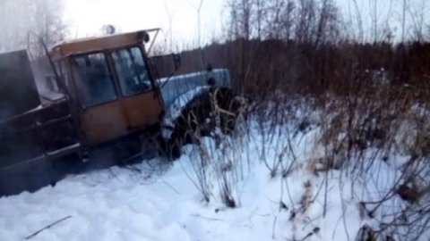 самодельный трактор сам себя вытаскивает.