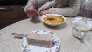 Наш завтрак и обед и ужин.