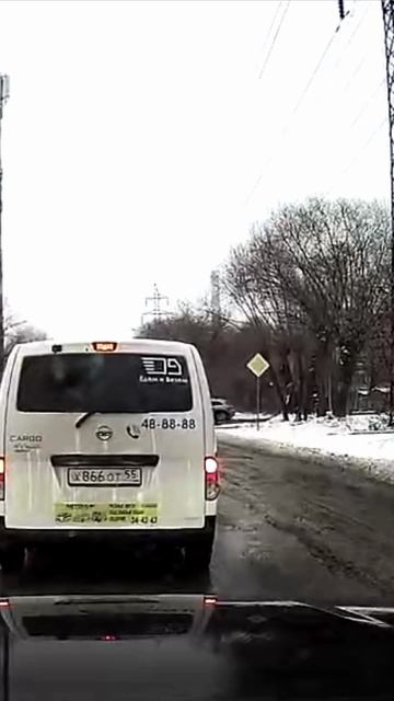 Швырнул бутылку с правого окна