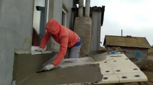 Оштукатурила крышу погреба и откосы. 29 серия.
