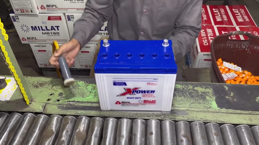 Производство аккумуляторов на фабрике Millat Battery в Пакистане.