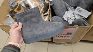 Новинки и скидки в Чижике!Покупателей в магазине очень много.Закупаются к новому году.Одежда и обувь