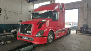 Начало работ с Volvo VNL 64T d12d и Bi Led на MB W163