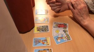 Почему он вам не пишет? Гадание Таро