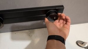 Установка трека с розетками AV60TBL на фартук кухни