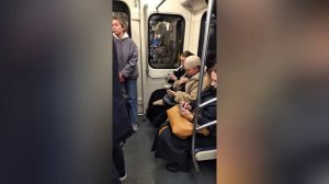 Забавный пассажир в метро