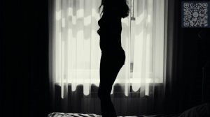 Девушка на кровати .