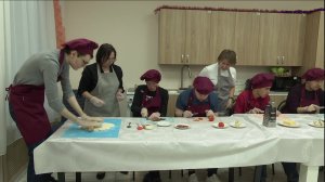 Молодые люди готовили пиццу в «Гармонии»