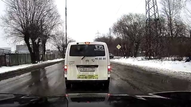 Швырнул бутылку с правого окна