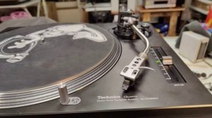 Аккорд-201 и Technics SL-1210MK2 - чучело и красавец - проигрыватели виниловых пластинок. :-)