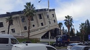 ЗАВАЛИВШЕЕСЯ здание ресторана г. Батуми.