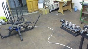 Правка проволоки с автоматической раскруткой.