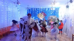 Новый год к нам мчится