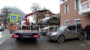 Водитель, машину которого забрали эвакуаторщики, запрыгнул в неё и победил