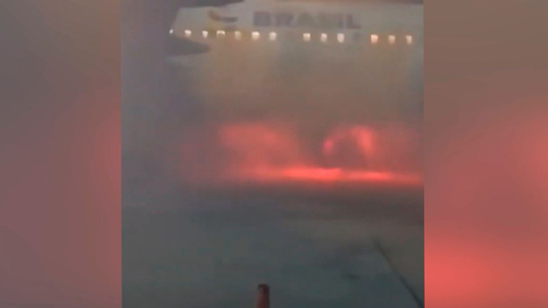 Самолет с пассажирами на борту загорелся после посадки в аэропорту Бразилии