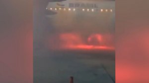 Самолет с пассажирами на борту загорелся после посадки в аэропорту Бразилии