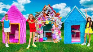 Настя и ее друзья украшают игровые домики для детей