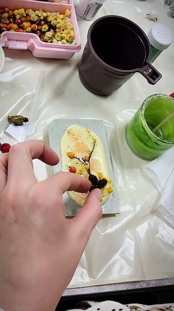 Свеча в мраморной заливке и аромасаше
