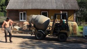 Ремонт старого дома в деревне. Залит фундамент и бетонный пол.